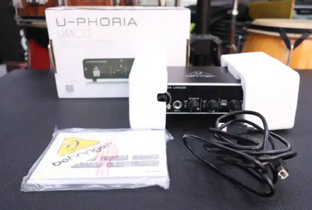 Behringer UMC22 package contents